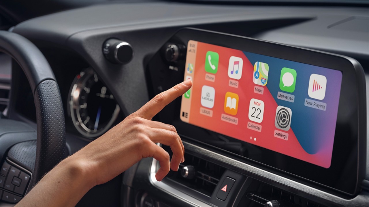 Close up on a Lexus multimedia screen using Apply Carplay 